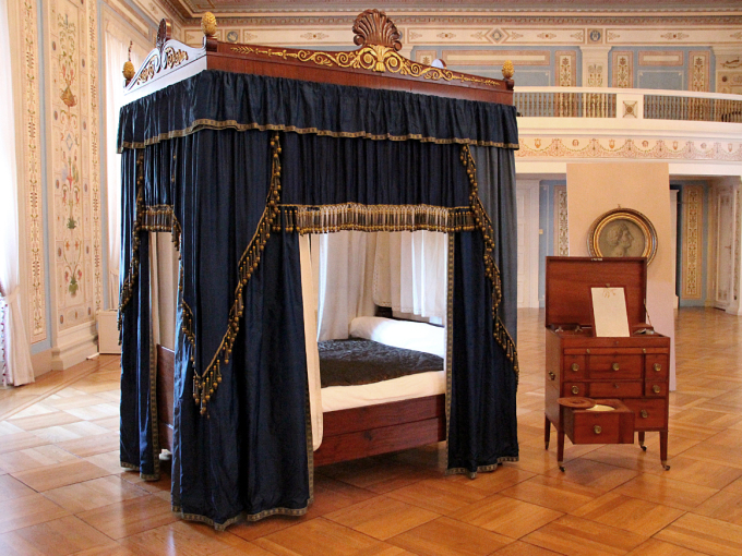Folkemuseet har lånt ut Carl Johans seng til utstillingen. Foto: Liv Osmundsen, Det kongelige hoff
